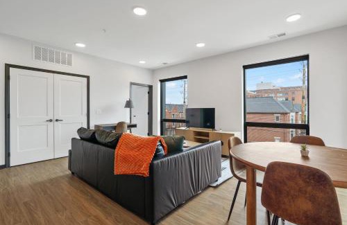 Lockerbie Square Apartment | CozySuites on Mass with garage parking #20