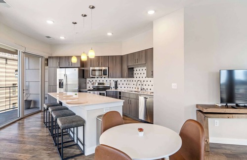 Mile Square Apartment | CozySuites - Penrose