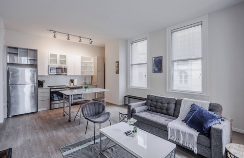 Downtown Cincinnati Apartment | CozySuites - Sky Central