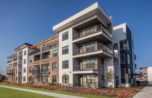 Indianapolis Apartment | CozySuites Stunning 4BR near WholeFoods