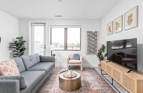 Meridian-Kessler Apartment | CozySuites Stylish 2BR at Meridian Kessler