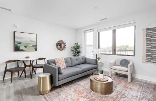 Meridian-Kessler Apartment | CozySuites Stylish 2BR at Meridian Kessler