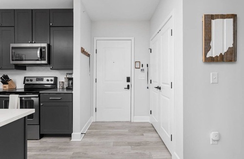 Meridian-Kessler Apartment | Cozysuites Stylish 2BR at Meridian Kessler