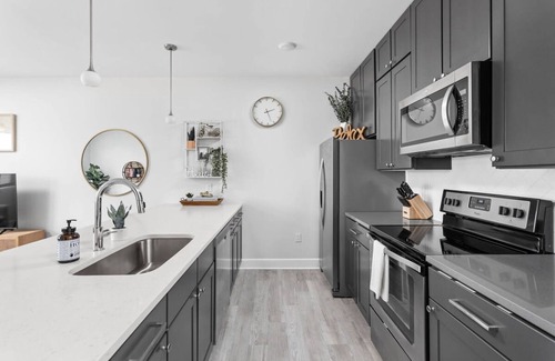 Meridian-Kessler Apartment | Cozysuites Stylish 2BR at Meridian Kessler