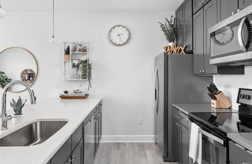 Meridian-Kessler Apartment | Cozysuites Stylish 2BR at Meridian Kessler