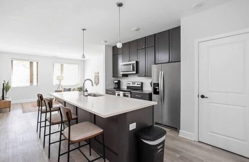 Meridian-Kessler Apartment | CozySuites Upscale Modern 2BR Broad Ripple