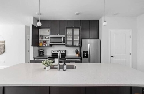 Meridian-Kessler Apartment | CozySuites Upscale Modern 2BR Broad Ripple