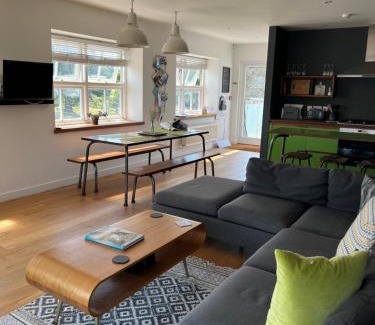 Kingsbridge Apartment | Crabshell Apartment
