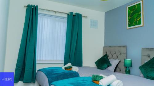Cradley Heath House | Cradley Manor - Spacious 6 Bedroom House