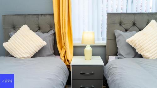 Cradley Heath House | Cradley Manor - Spacious 6 Bedroom House