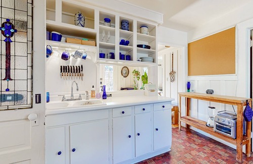 North Berkeley House | Craftsman house in great location with patio, streaming, workspace, W/D, & AC