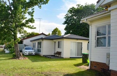 Oxley Park House | Craig's Place - 2br, 1bth house 10 mins to Eastern Creek, 10m to Eastern Creek