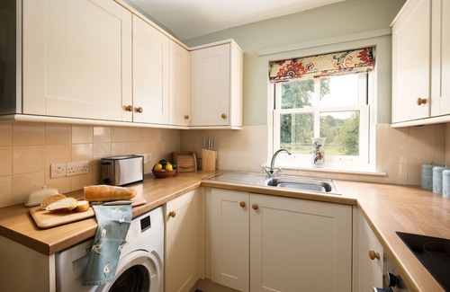Kelso Cottage | CRAILING WEST LODGE - sleeps 2 guests in 1 bedroom