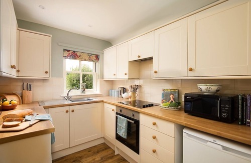 Kelso Cottage | CRAILING WEST LODGE - sleeps 2 guests in 1 bedroom