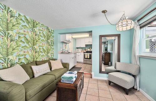 Historic Downtown Melbourne Apartment | Crane Creek Inn Dolphin Suite: Waterfront Pool!