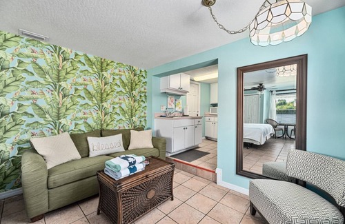 Historic Downtown Melbourne Apartment | Crane Creek Inn Dolphin Suite: Waterfront Pool!