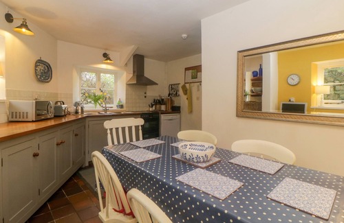 Loddiswell Cottage | CRANNACOMBE FARMHOUSE, pet friendly, with open fire in Loddiswell