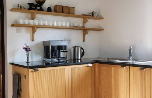Driffield Cottage | CRAVEN COTTAGE, family friendly, with open fire in Bridlington