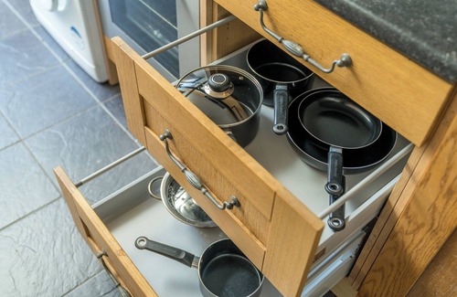 Maidenbower Apartment | Crawley Stainer 1-Bedroom with Parking and Garden