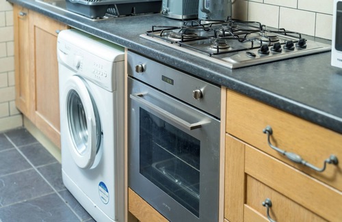 Maidenbower Apartment | Crawley Stainer 1-Bedroom with Parking and Garden