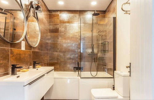 Hurley Apartment | Crazy Fox Garden Cabin - From 120 Per Night