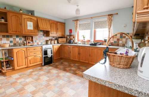 Newtonmore Cottage | CREAG-NA-SANAIS, family friendly, with open fire in Laggan