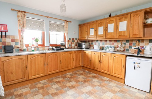 Newtonmore Cottage | CREAG-NA-SANAIS, family friendly, with open fire in Laggan