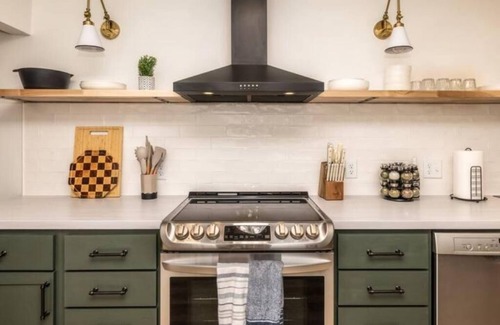 Lower East Side House | Cream City Lounge Parking AC Patio Pets Sleeps 11
