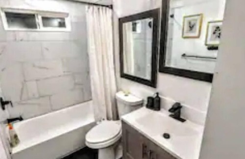 South Salt Lake Ski Chalet | Creative Chalet - 3 King Beds! 4 rooms! Gig Wifi⚡️