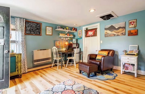 Ashland Apartment | Creative Studio Suite on Main Street