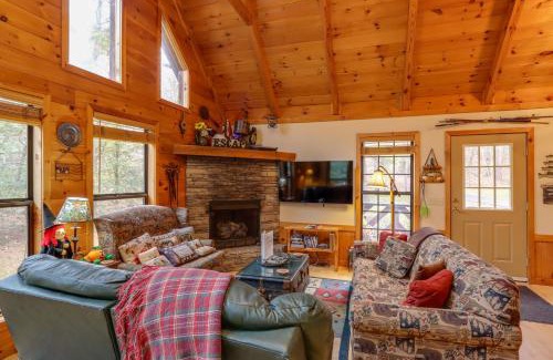 McCaysville House | Creek Bend Escape with Hot Tub and River Views!