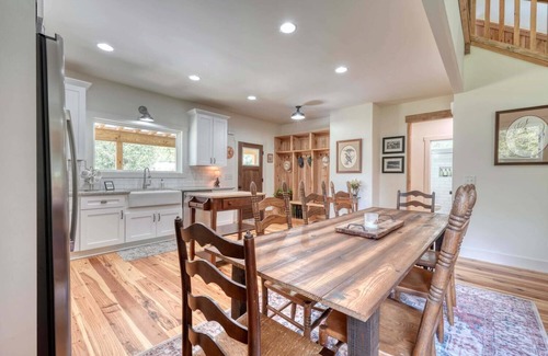 Hayesville Cabin | Creek Front and Gorgeous Mountain View’s, Fishing, Tubing, WiFi