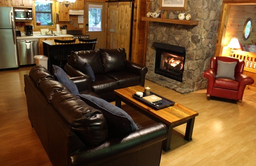Andrews Cabin | Creek Front Mountain Cabin with Jacuzzi.