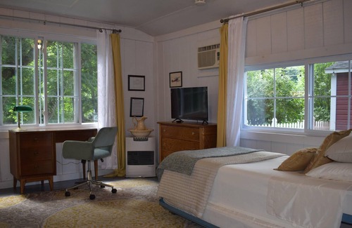 Jeffersonville House | Creek House sleeps 4-8 guests with private bathroom, queen bed, single beds and kitchenette.