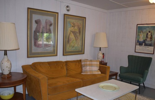 Jeffersonville House | Creek House sleeps 4-8 guests with private bathroom, queen bed, single beds and kitchenette.