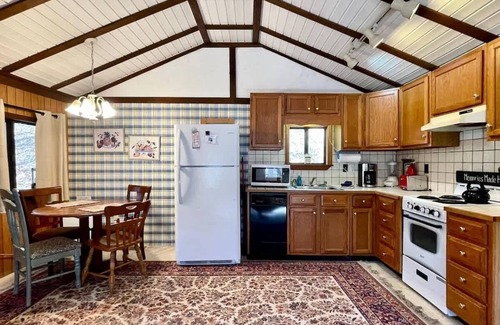 Berkeley Springs Cabin | Creek-side Cabin Summ