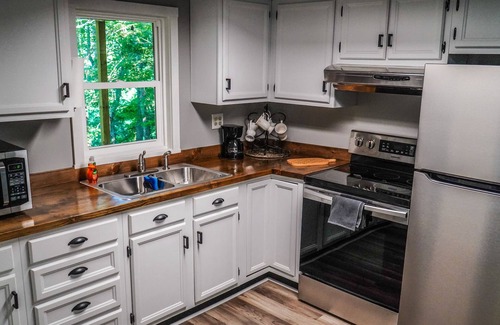 Chillicothe Cabin | Creek View, Covered Decks & Private Hot Tub, Woods, Peaceful, Wildlife!