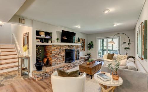 Big Canoe Apartment | Creek View Villa - Full kitchen cozy fireplace Wifi golf course views
