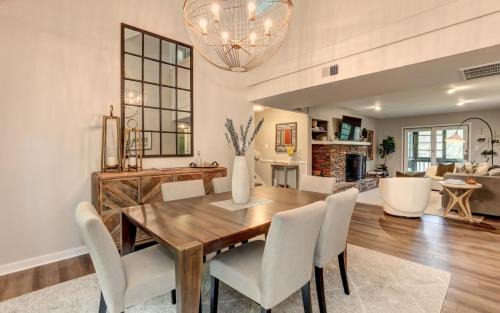 Big Canoe Apartment | Creek View Villa - Full kitchen cozy fireplace Wifi golf course views