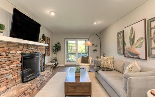 Big Canoe Apartment | Creek View Villa - Full kitchen cozy fireplace Wifi golf course views