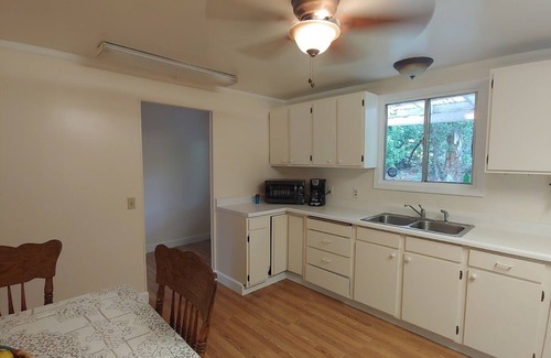Happy Camp House | Creekfront 3-bedroom house with WiFi, AC in Happy Camp