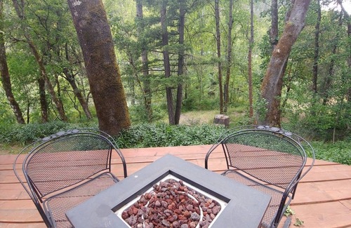 Happy Camp House | Creekfront 3-bedroom house with WiFi, AC in Happy Camp