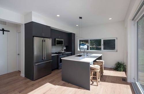Hailey House | Creekside 2-bedroom cottage mid-valley