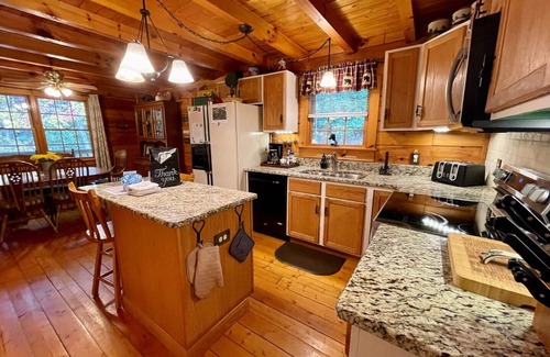 Jefferson Cabin | Creekside 4 BR Pet Friendly Cabin w/Hot Tub, Foosball, Fire Pit, WiFi