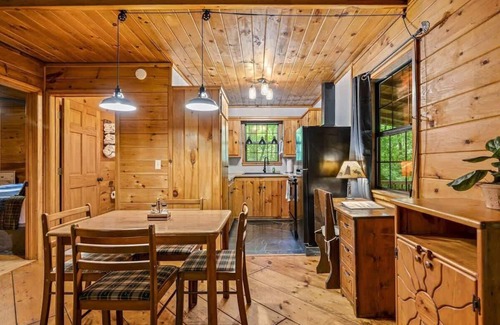 Rocky Grove Cabin | Creekside - 7 Min to Park, 20 Min to Gatlinburg