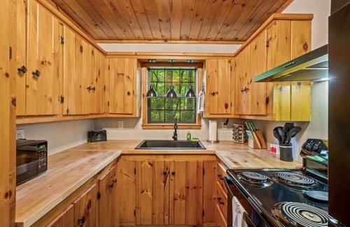 Rocky Grove Cabin | Creekside - 7 Min to Park, 20 Min to Gatlinburg