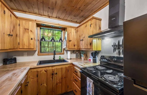 Rocky Grove Cabin | Creekside - 7 Min to Park, 20 Min to Gatlinburg