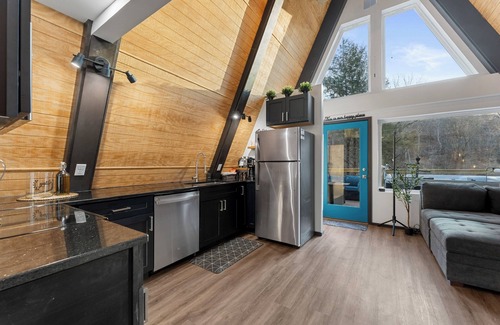 Omaha House | Creekside A-frame Hot Tub 1st FL King Suite🖤PET
