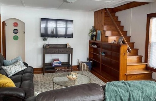 Whitehall House | Creekside Bungalow in Whitehall