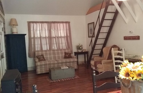Clayton Cabin | Creekside Cabin Close to hiking trails and waterfalls